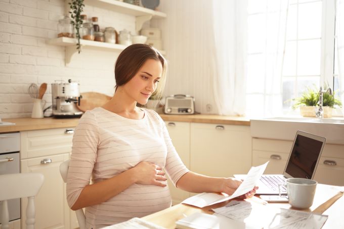 pregnant woman budgeting