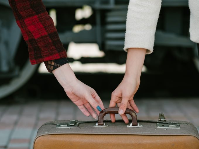 stealing luggage